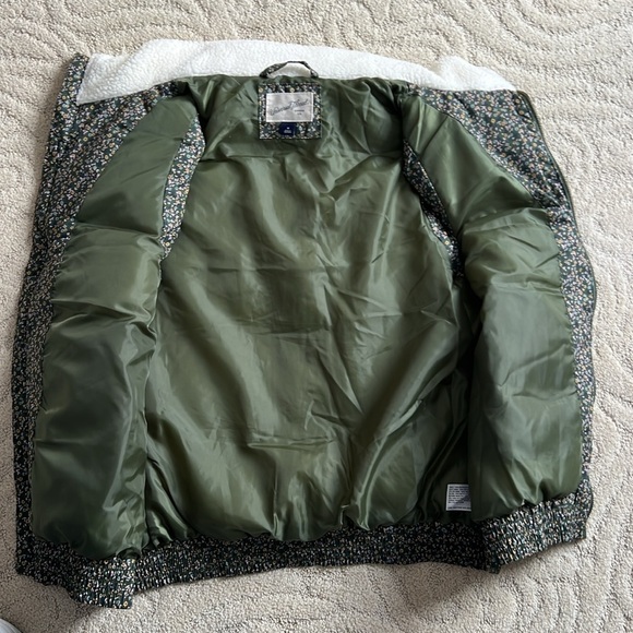 Universal thread floral puffer vest size medium green with Sherpa collar - Picture 10 of 11